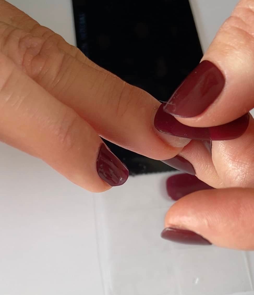 Coller des bandes de vernis gel