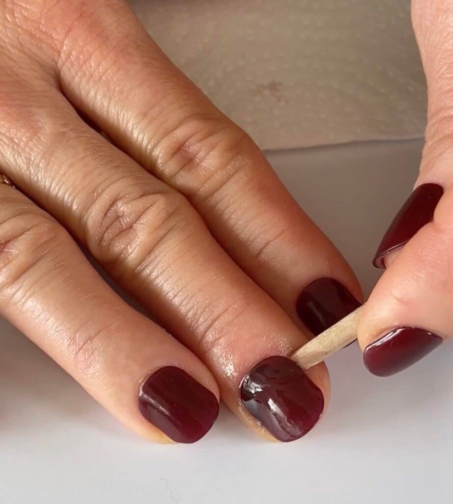 Dépose bandes de vernis gel avec bâtonnet en bois