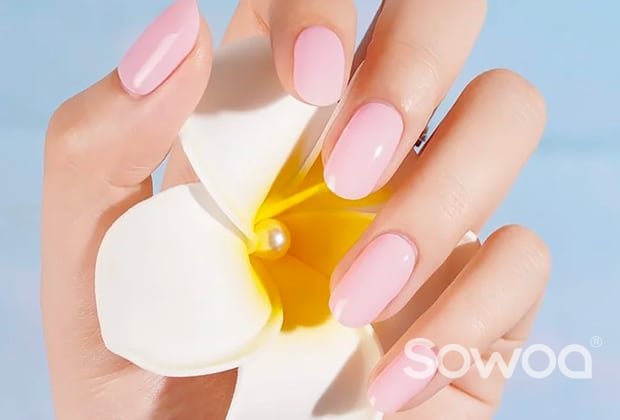 Comment renforcer ses ongles naturellement ? Conseils simples et efficaces