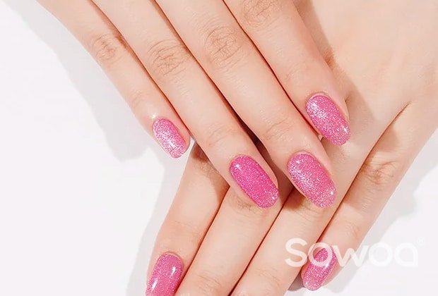 Comment retirer des bandes de vernis gel UV sans abîmer les ongles